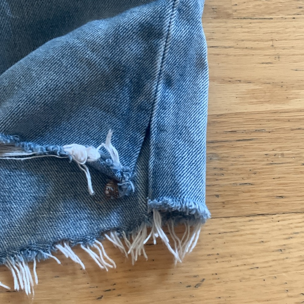 Distressed 501 Levi’s Shorts - Picture 5 of 5